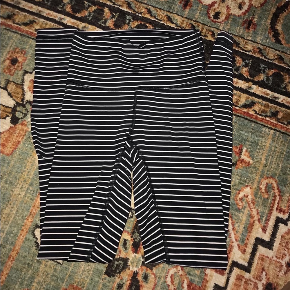 Lululemon Wunder Under  size 4 28”